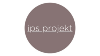 alt="Minimalistyczne logo IPS Projekt z jasnym napisem na stonowanym, beżowo-szarym tle w formie koła, nawiązujące do nowoczesnego projektowania wnętrz."