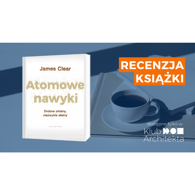 alt="Grafika promująca recenzję książki „Atomowe nawyki” Jamesa Cleara z filiżanką kawy i informacją o dostępności materiału w Klubie Architekta."