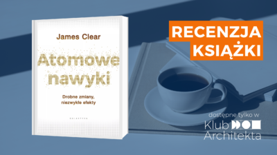 alt="Baner recenzji książki „Atomowe nawyki” Jamesa Cleara z wizualizacją okładki, filiżanką kawy oraz napisem „Recenzja książki” na granatowym tle."