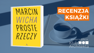 alt="Grafika promująca recenzję książki „Proste rzeczy” Marcina Wichy w Klubie Architekta, przedstawiająca okładkę publikacji na tle filiżanki kawy i otwartej książki."